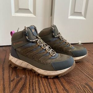 Columbia Olive and Tan Boots